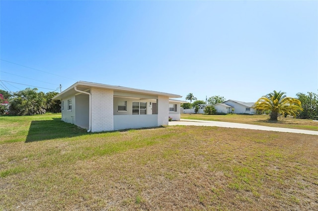 view of front of property featuring a front lawn