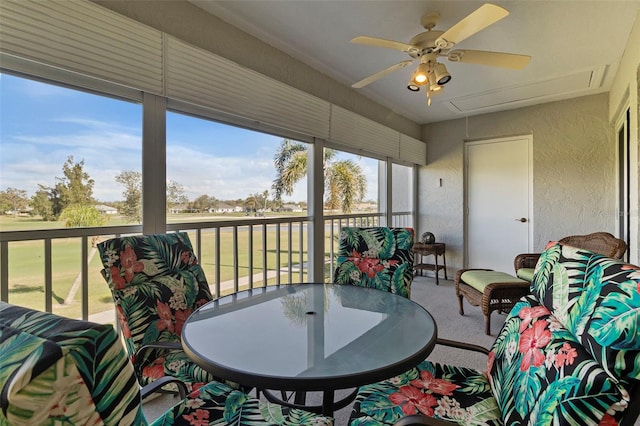 sunroom with ceiling fan