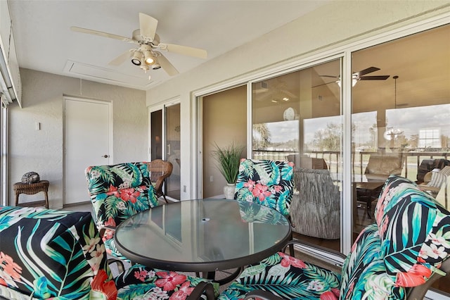 sunroom with ceiling fan