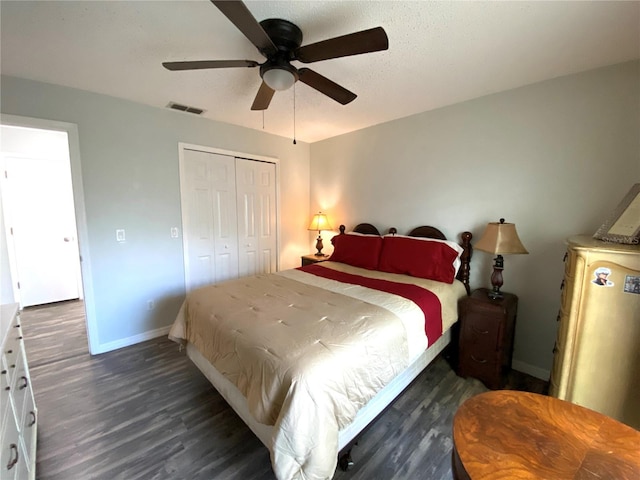 bedroom featuring ceiling fan, a textured ceiling, dark hardwood / wood-style flooring, and a closet