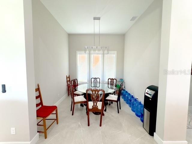 dining space with visible vents and baseboards