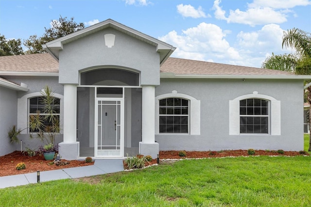 view of front of home featuring a front lawn