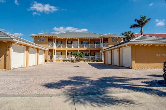 view of front facade with a garage