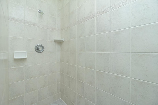 bathroom featuring tiled shower