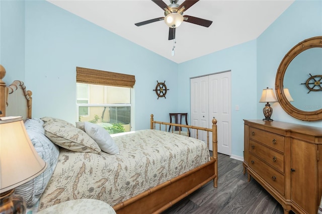 bedroom with ceiling fan, dark wood-type flooring, and a closet