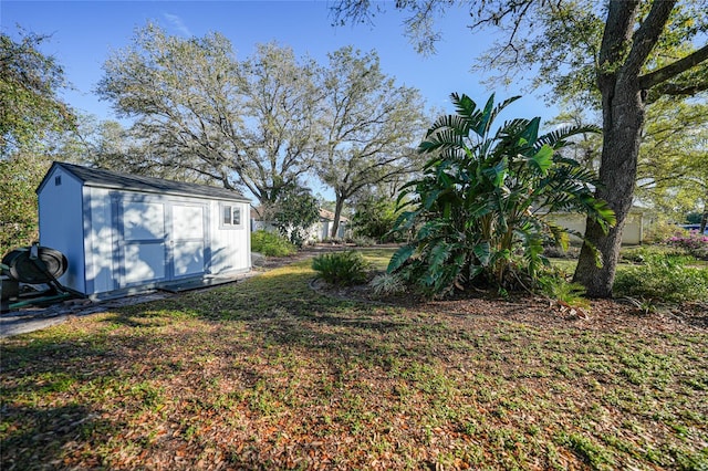 view of yard featuring a storage unit and an outdoor structure