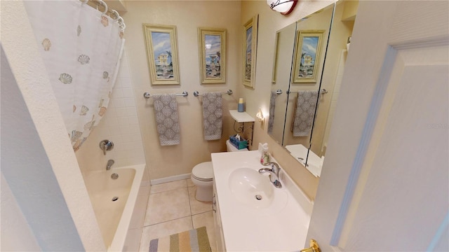 full bathroom with shower / tub combo with curtain, toilet, vanity, tile patterned flooring, and baseboards