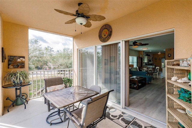 sunroom with ceiling fan