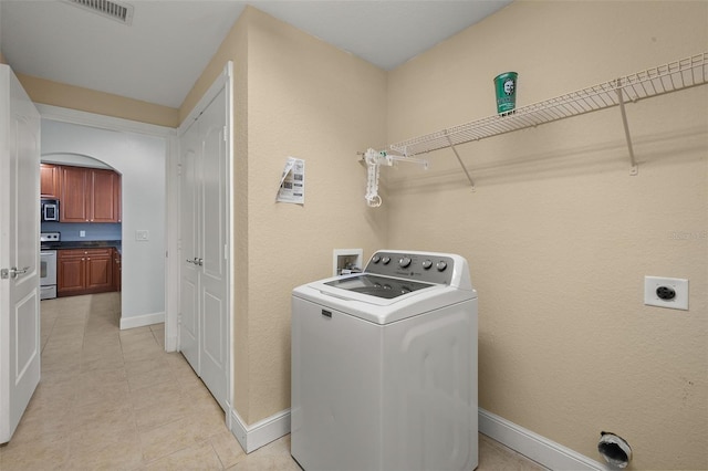 washroom with laundry area, visible vents, washer / clothes dryer, and baseboards