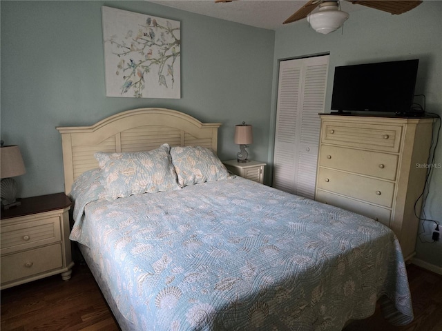 bedroom featuring dark wood-type flooring, ceiling fan, and a closet