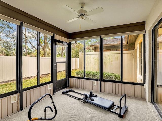 sunroom with ceiling fan