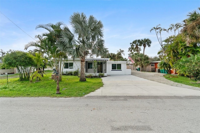 view of front facade with a front yard