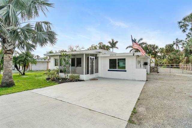 view of front of property featuring a front lawn