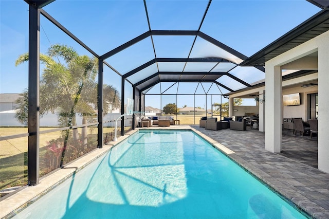 outdoor pool featuring a patio, outdoor lounge area, ceiling fan, a lanai, and a jacuzzi