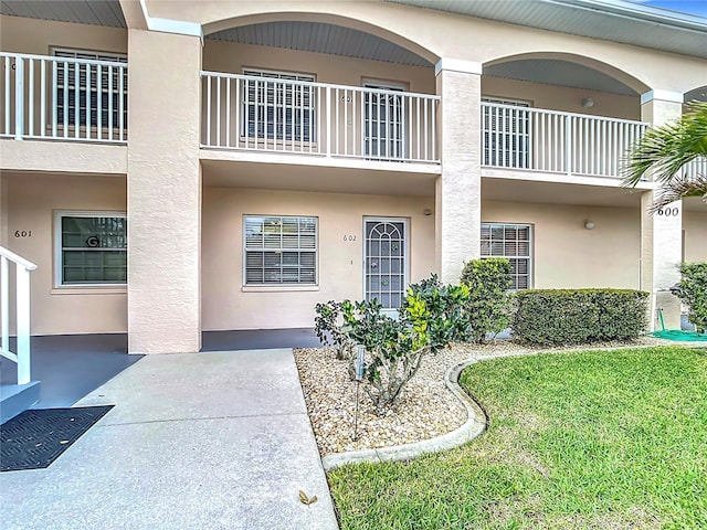 view of exterior entry featuring stucco siding