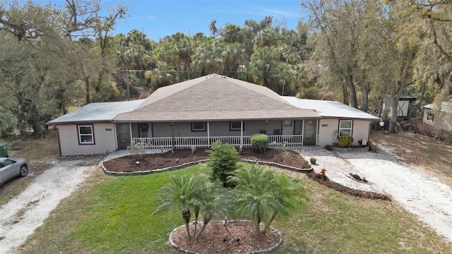 view of front of home with covered porch, driveway, and a front yard