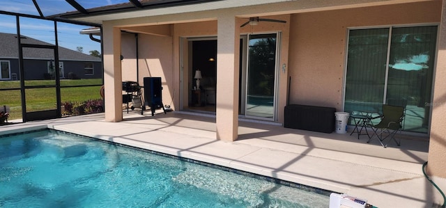 outdoor pool featuring a ceiling fan, a lanai, and a patio