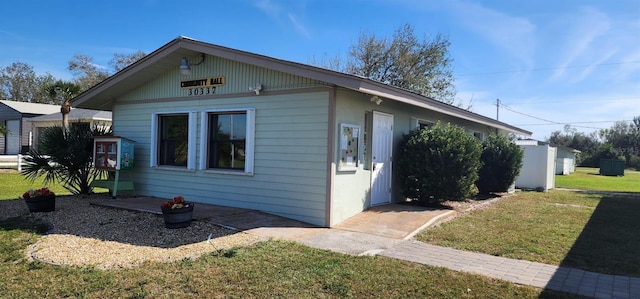 view of front of property with a front lawn