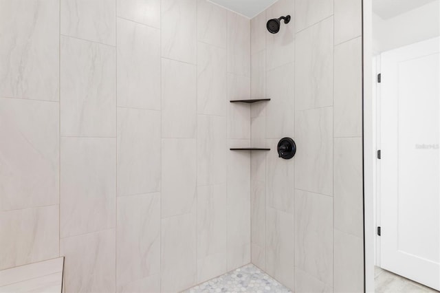 bathroom featuring a tile shower