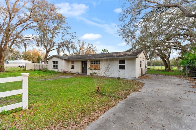 view of front of home with fence and a front yard