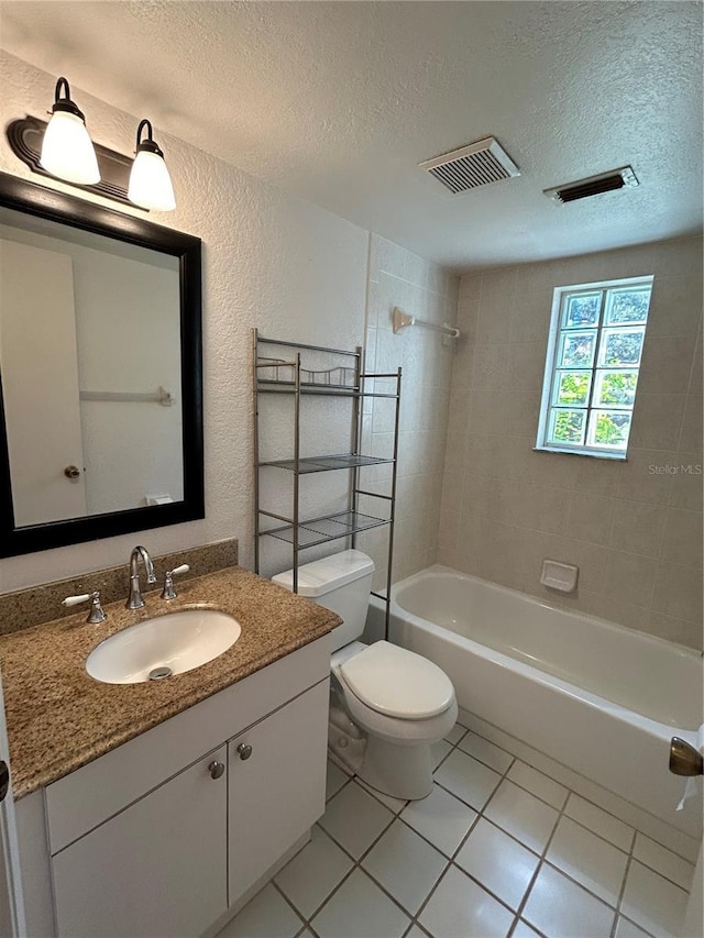 full bathroom featuring a textured ceiling, a textured wall, toilet, and visible vents