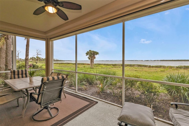 sunroom featuring ceiling fan