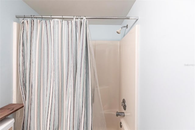 full bath with shower / bathtub combination with curtain