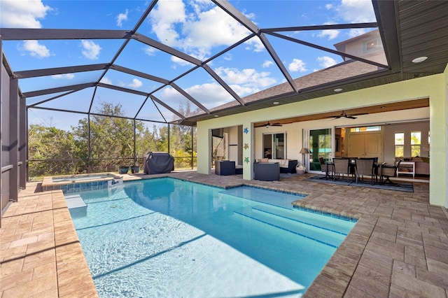 view of pool featuring a pool with connected hot tub, outdoor lounge area, outdoor dining space, a patio area, and ceiling fan