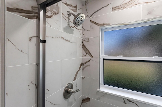 full bathroom featuring tiled shower