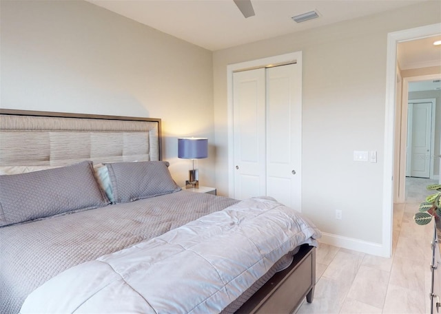 bedroom with a ceiling fan, a closet, visible vents, and baseboards