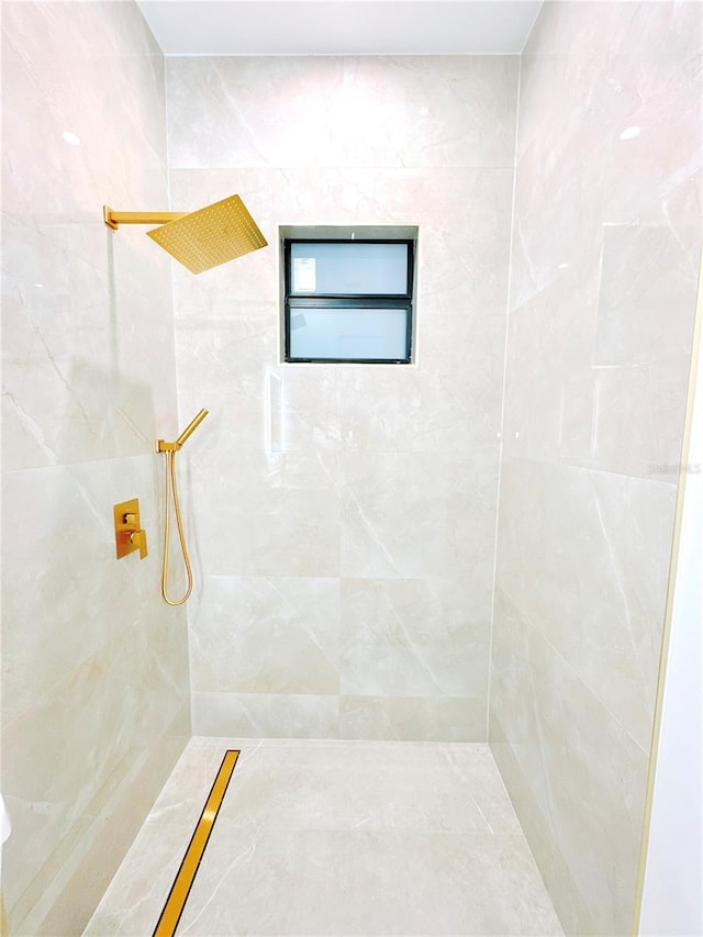 bathroom featuring a tile shower