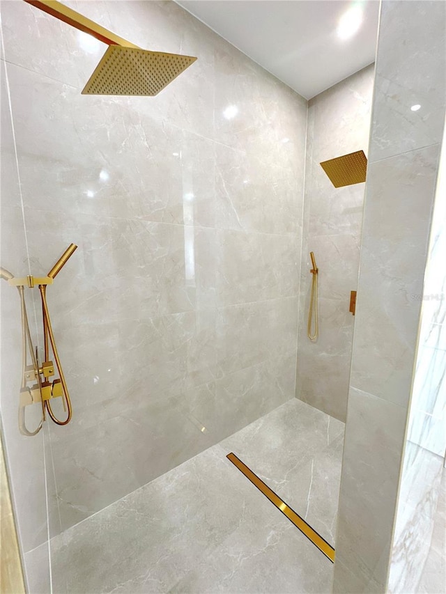 full bath with tiled shower