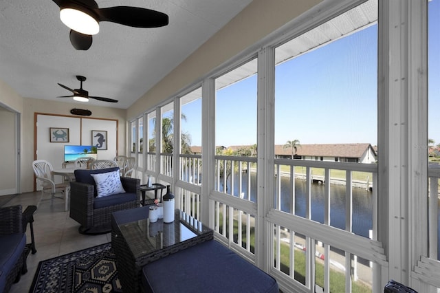 sunroom with ceiling fan