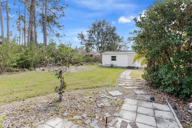 view of yard featuring an outdoor structure