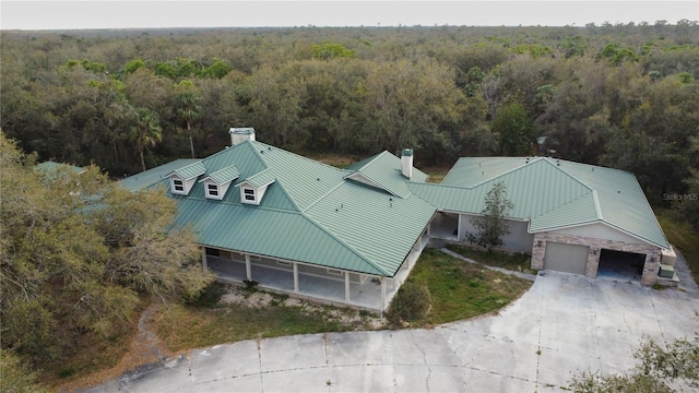 bird's eye view with a wooded view