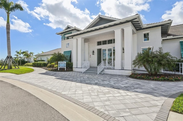 view of front of home with covered porch and driveway