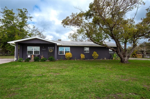 ranch-style house featuring a front yard