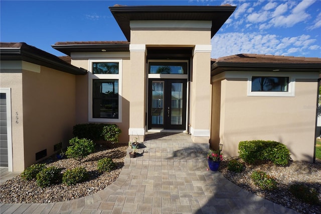 entrance to property with stucco siding