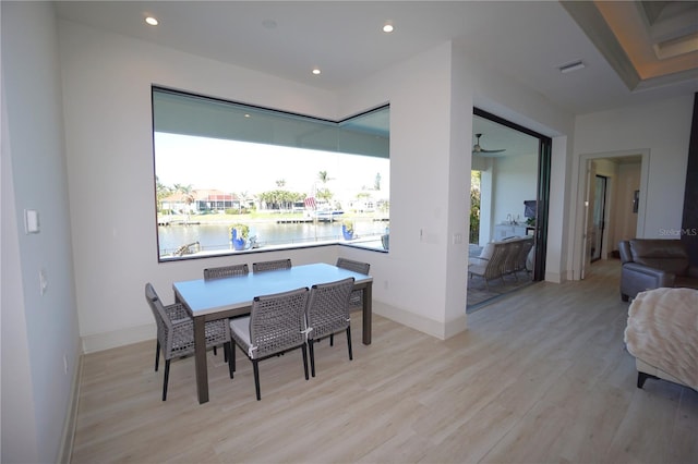 dining space featuring light wood-type flooring, plenty of natural light, visible vents, and recessed lighting