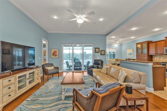 living area featuring ceiling fan, ornamental molding, light wood-type flooring, and recessed lighting