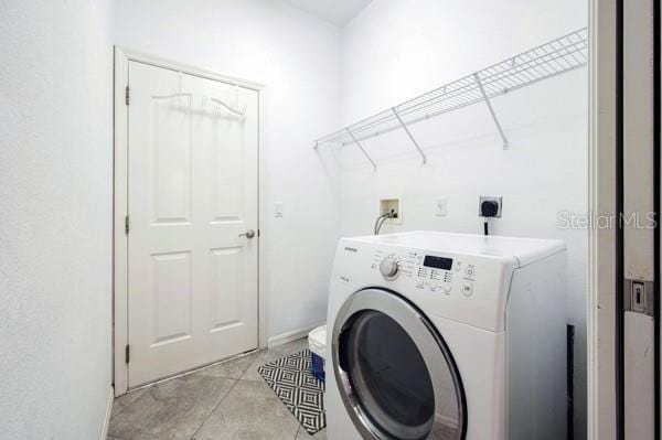 clothes washing area with washer / dryer and laundry area