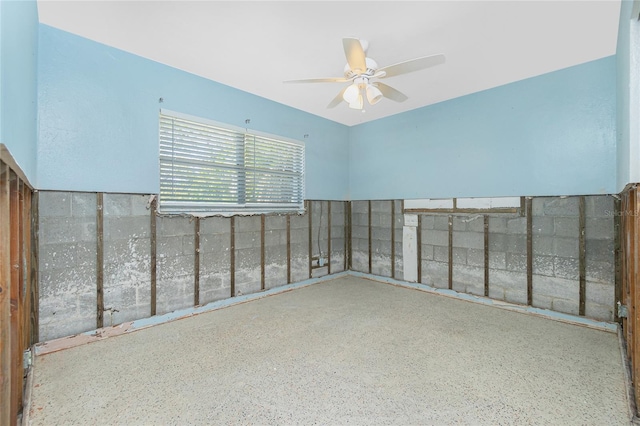 empty room featuring a ceiling fan