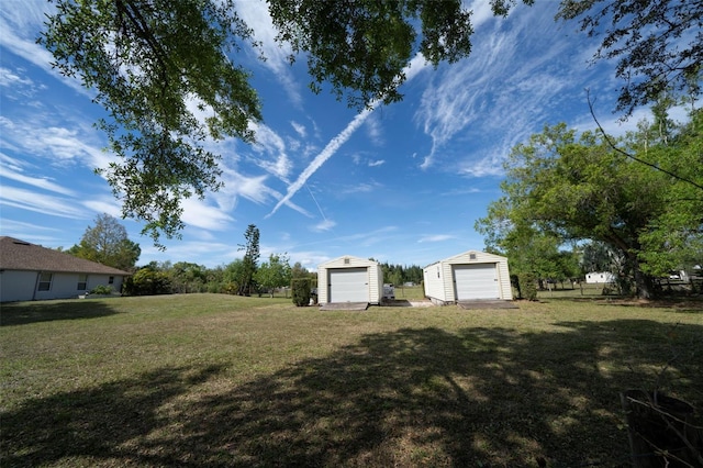 view of yard featuring an outdoor structure and a detached garage