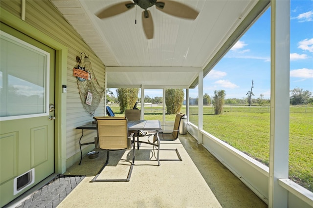 sunroom / solarium with ceiling fan