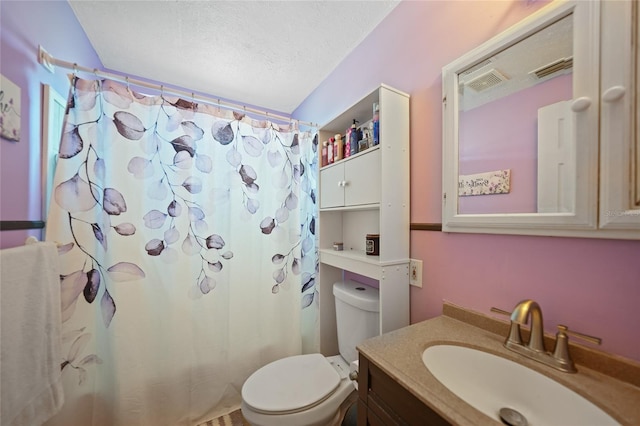 full bath featuring a textured ceiling, toilet, a shower with shower curtain, visible vents, and vanity