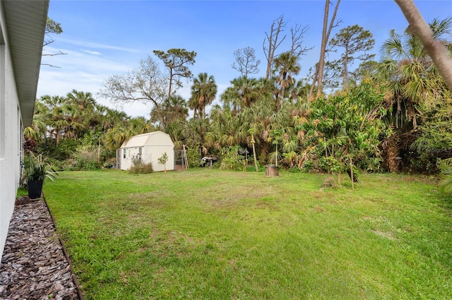 view of yard featuring an outbuilding