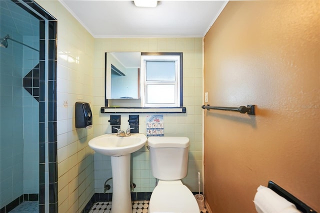 full bathroom featuring ornamental molding, tiled shower, and toilet