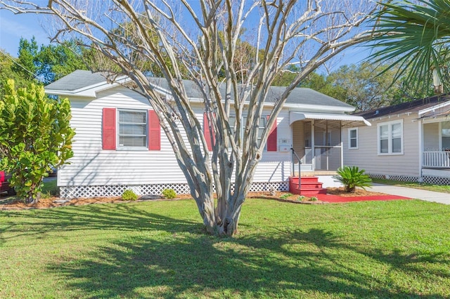 view of front facade with a front lawn