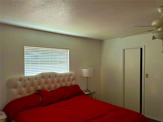 bedroom featuring ceiling fan and a textured ceiling