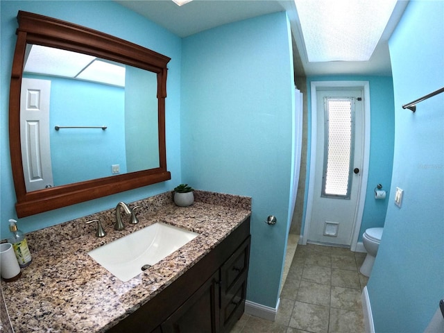 full bathroom with baseboards, vanity, toilet, and a shower with curtain